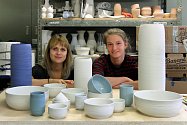 Lenka Záhorková (vlevo) a Markéta Kalivodová u své poslední kolekce nazvané Swallow. Porcelánová sada obsahuje kromě mís a kalíšků také vázy.