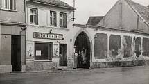 Rok 1965 a pohled na domy, které musely později ustoupit stavbě Jednoty.