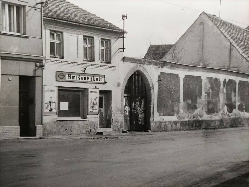 Rok 1965 a pohled na domy, které musely později ustoupit stavbě Jednoty.