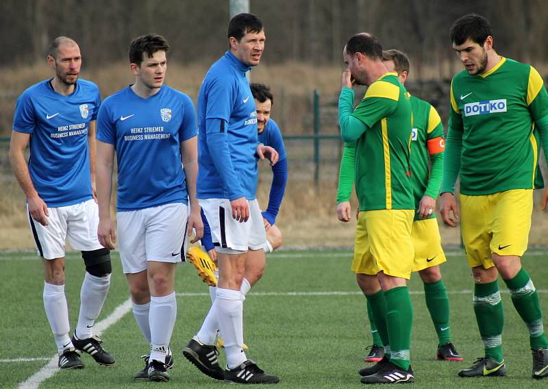 Fotbalisté plzeňského Rapidu (na archivním snímku hráči v modrých dresech) porazili Chotíkov. Naopak Tlumačov (zelení) doma utrpěl debakl, Zruči podlehl 1:5.