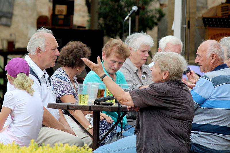 Areál zámku Nebílovy hostil setkání rodáků už před dvaceti lety. Lidé si pochvalovali, jak dnes zámek vypadá.