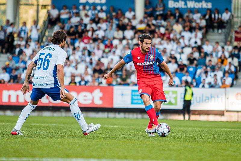 Čeští šampioni vstoupili do 2. předkola Ligy mistrů vítězství 2:1 na umělé trávě HJK Helsinky.