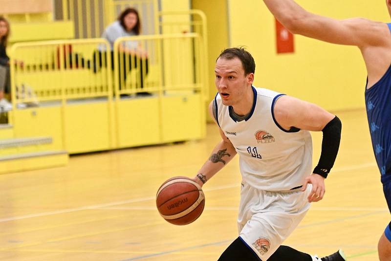 Basketbalisté Plzně (v bílém) v utkání s týmem SP Basket.