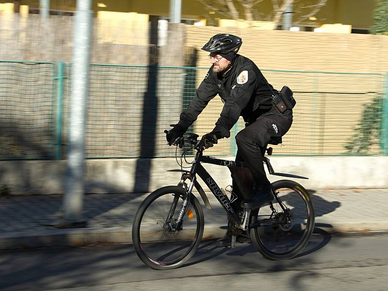 Strážník František Tejml hlídkuje na bicyklu. „Všude se dostanu rychleji než pěší hlídka.  A proti autu mám také výhodu, protože nemůže zajet na všechna místa,“ jmenuje výhody