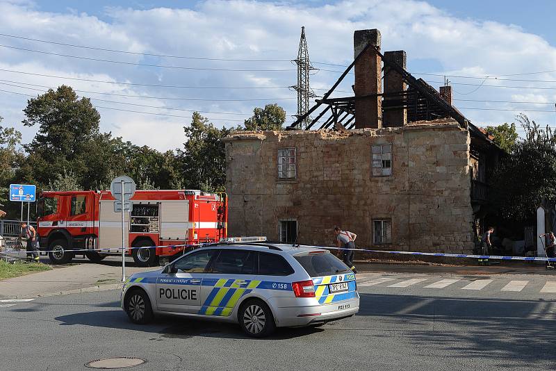 Na domě v Lochotínské ulici na Roudné museli hasiči po požáru strhnout prohořelý štít a část krovu.