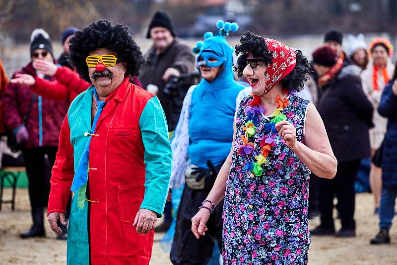 Karneval otužilců na pláži rybníku Bolevák v Plzni. Desítky otužilců se v neděli zúčastnily koupání v ledové vodě v maskách, protože o tu nejnápaditější byla vyhlášená soutěž. Zahájilo se společným tancem a pak už následovalo otužilecké plavání.