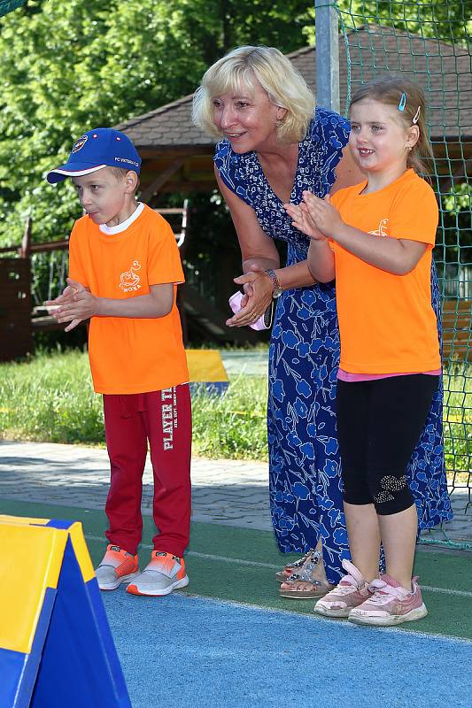 Sportovce přišla dnes do 87. Mateřské školy přišla dnes podpořit i místostarostka Lochotína Ilona Jehličková.