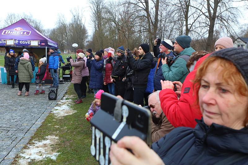 Desítky otužilců místních i přespolních se ponořily do ledové vody řeky Úhlavy na Ostově v Příchovicích na jižním Plzeňsku.