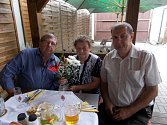Nejstarší obyvatelka Příšova Marie Poková (na snímku uprostřed) oslavila 90. narozeniny.