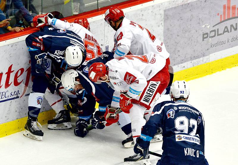 Třinec (v bílém) v úvodním utkání semifinále play off prohrál s Plzní.