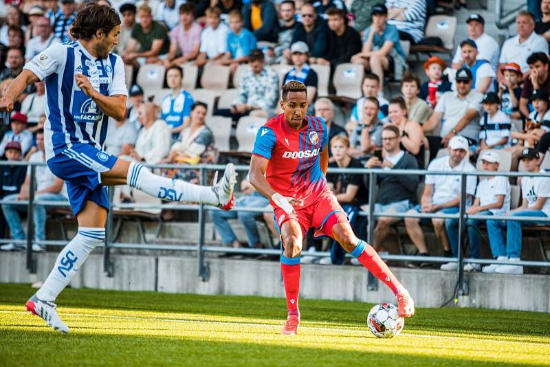 Čeští šampioni vstoupili do 2. předkola Ligy mistrů vítězství 2:1 na umělé trávě HJK Helsinky.