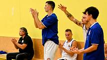 Basketbalisté Plzně (v bílém) v utkání s týmem SP Basket.