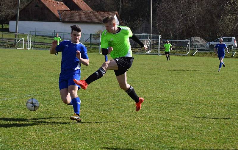 I. B třída, skupina B (15. kolo): SK Bolešiny (na snímku fotbalisté v modrých dresech) - TJ Sokol Štěnovice (zelení) 4:0.