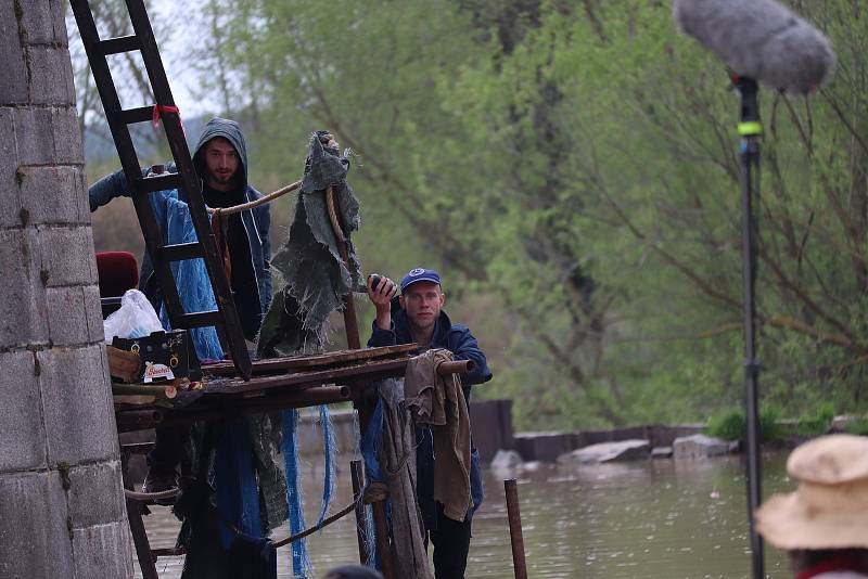 Natáčení snímku Citlivý člověk u Chotěšova na Plzeňsku, při němž filmaři nechali v jedné ze scén shořet ikonickou chaloupku na mostním pilíři.
