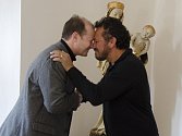 Roman Musil (vlevo), ředitel Západočeské galerie v Plzni, se s  Julianem Arahangem, hercem a režisérem,  pozdravil tradičním maorským pozdravem – třením nosů