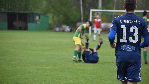 Krajský přebor (26. kolo): TJ START Tlumačov - TJ Slavoj Mýto (na snímku fotbalisté v modrých dresech) 1:3.