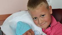 Osmiletý Pavlík Kabát chová svého brášku Tomáše (3,12 g, 49 cm), který se narodil 4.8. v 3:39 ve FN v Plzni. Radost z obou chlapečků mají rodiče Renata a Jiří Kabátovi z Plzně