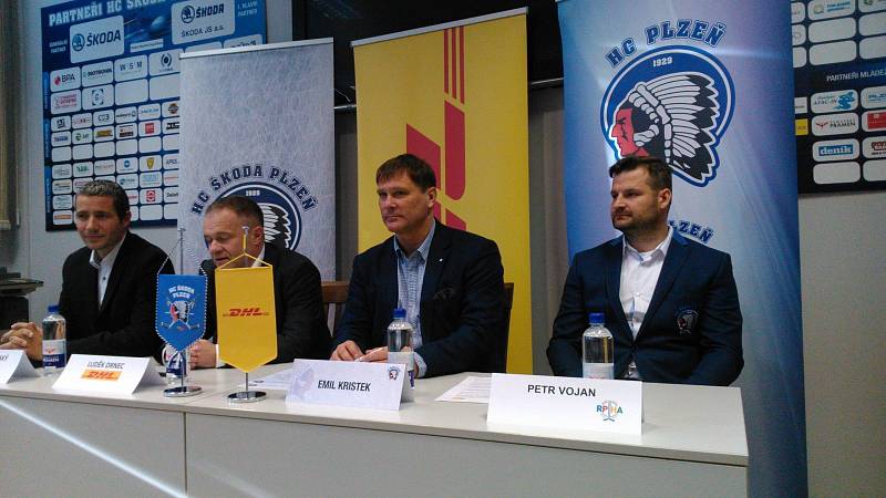 Zleva: Jakub Tomšovský z DHL, junior HC Škoda Plzeň Jan Štěpánek, Luděk Drnec z DHL, dorostenec Marcel Marcel, šéftrenér mládeže Petr Vojan a ředitel klubu Emil Kristek.