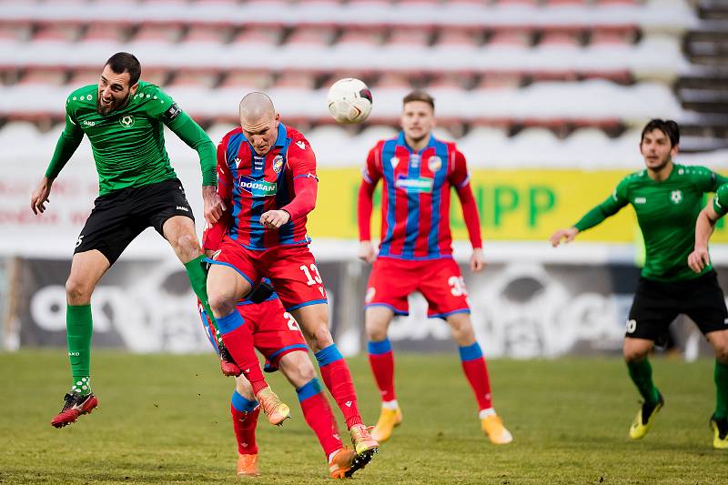 MARNĚ BOJOVAL Zdeněk Ondrášek, útočník plzeňské Viktorie, s obranou Příbrami. Poosmé v řadě vyšel ve FORTUNA:LIZE střelecky naprázdno. Prolomí to zítra s Pardubicemi?