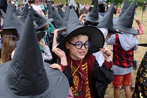 Předškoláci z Doubravky postoupili z mateřinek do prvních tříd základních škol v kouzelnickém stylu. Mezi školáky je vítal Harry Potter a další členové bradavického pedagogického sboru.
