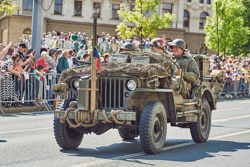 Plzeň – Konvoj svobody s více než 250 historickými vojenskými vozidly projel centrem města a zakončil letošní Slavnosti svobody. Přehlídky si zúčastnili i tři američtí a dva belgičtí účastníci osvobození v roce 1945, kterým mávaly tisíce lidí.