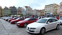 Sraz automobilů značky Alfa Romeo na náměstí Republiky v Plzni.