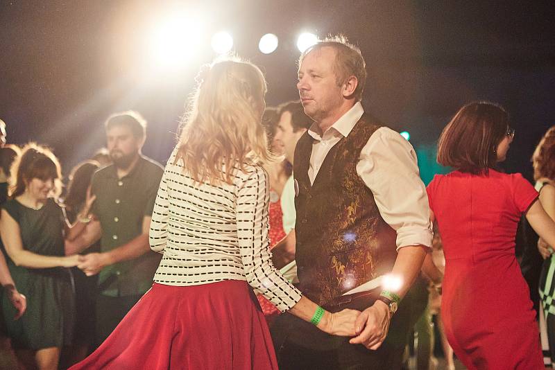 Vyznavači tanečních stylů lindy hop, charleston, blues nebo i burlesque se sešli na tanečním víkendu Lindy Hop Herbst Camp v plzeňském Depu 2015. Festival nabídl 30 lekcí různých tanců s lektory z 5 zemí a také tři večírky s živou hudbou.