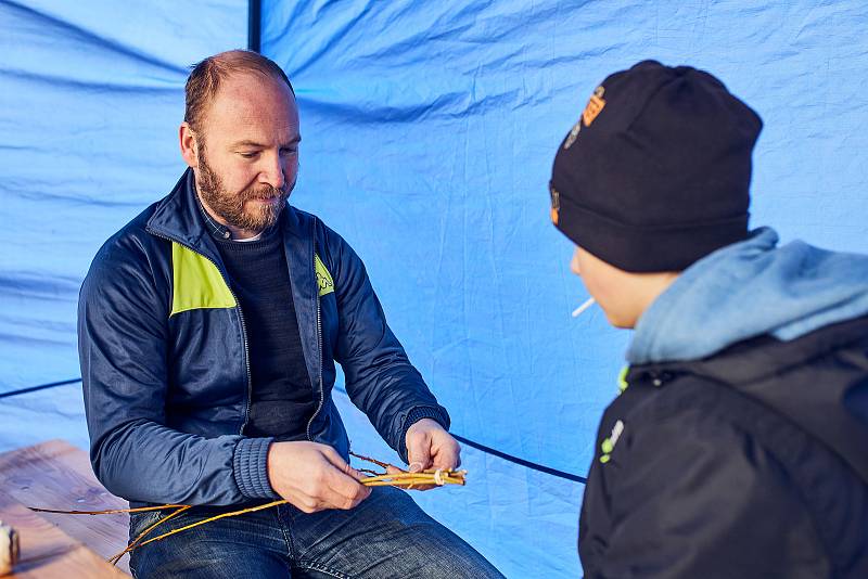 Předvelikonoční den na sídlišti Vinice v Plzni. V dílnách se zájemci mohli naučit plést pomlázky, nebo si ozdobit velikonoční kraslice. Nejmenší děti čekalo hledání čokoládových vajíček. Pro všechny hrála folklórní muzika a proběhly ukázky canisterapie.