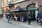 V Bezručově ulici před hospodou Pivstro se ve čtvrtek čepovalo pivo na pomoc Ukrajině.
