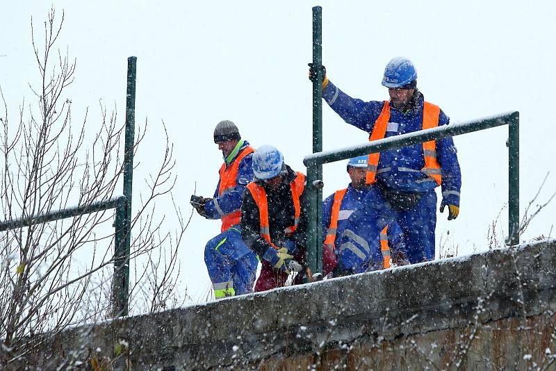 Silniční most na místní komunikaci v Chotíkově, který byl v havarijním stavu, rozebírala v sobotu 4. prosince specializovaná firma. Kvůli stavebním pracím, byla uzavřená silnice 1/20 mezi Plzní a Karlovými Vary. Hotovo by mělo být do nedělního podvečera.