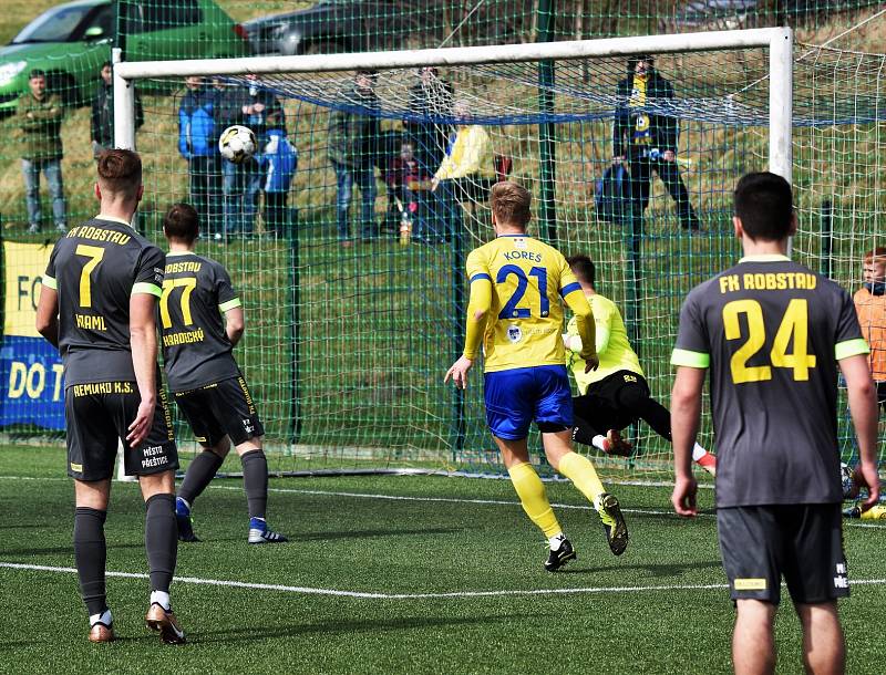 FORTUNA ČFL, skupina A (18. kolo): FC Písek - FK ROBSTAV Přeštice (na snímku fotbalisté v tmavých dresech) 1:1.