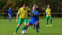 Na jihu Plzeňska podlehly Lužany (na snímku ve žlutých dresech) Dvorci vysoko 0:6 (v modrém).