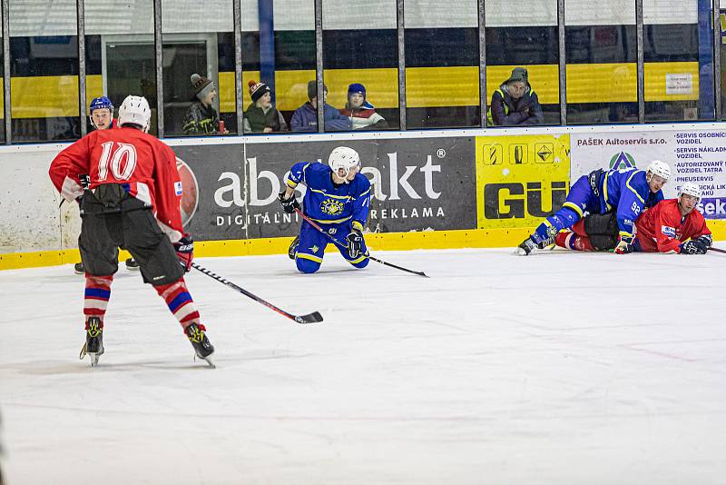 HC Meteor Třemošná (modří) vs. HC Rokycany 4:3 (2. finále play-off krajské hokejové ligy).