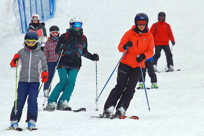 Klínovec na Karlovarsku je největší lyžařský areál na západě Čech. V okolí hory vysoké 1244 metrů se nachází přes 30 km sjezdovek. Lyžování si tady užilo o jarních prázdninách i mnoho Plzeňanů. Sněhu je i přes teplejší počasí v posledních dnech dostatek.