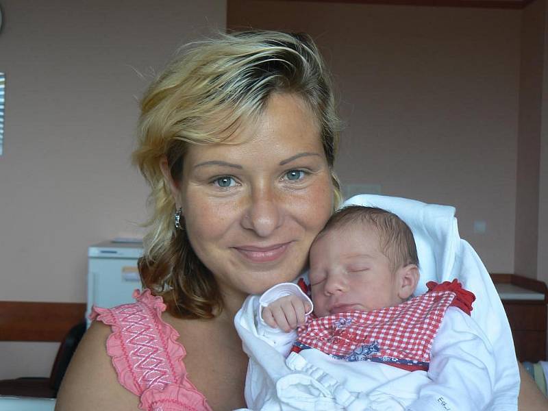 Milan Mareš z Louňové u Blovic má velikou radost, protože 6. 9. ve 13.05 hod. se ve FN v Plzni jeho partnerce Michéle Debieux narodila jejich prvorozená dcera Nelly (2,87 kg, 50 cm)