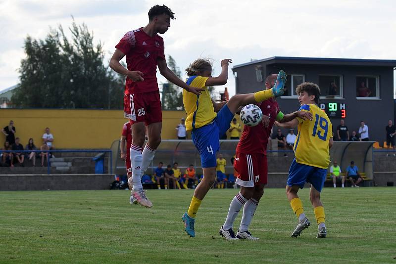 2. kolo FORTUNA divize A: SK SENCO Doubravka (žlutí) - SK Petřín Plzeň (hráči v červených dresech) 3:3 (1:1).