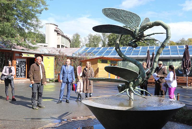 Jednou z novinek v plzeňské zoo je expozice Mokřady Albufera, v níž má domov kolonie plameňáků. Na jejím jihovýchodním okraji u pozorovatelny byla umístěna kašna se skulpturou Vážky.