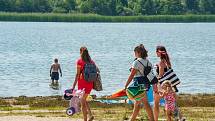 Plzeňáci si užívají horké léto u boleveckého rybníka. Převážně v první půli srpna mohou dosahovat teploty tropických 30 °C.