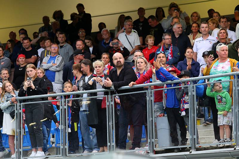 Fotbalista David Limberský se loučil s fotbalovou kariérou před vyprodaným stadiónem své domovské FC Viktoria Plzeň ve Štruncových sadech.