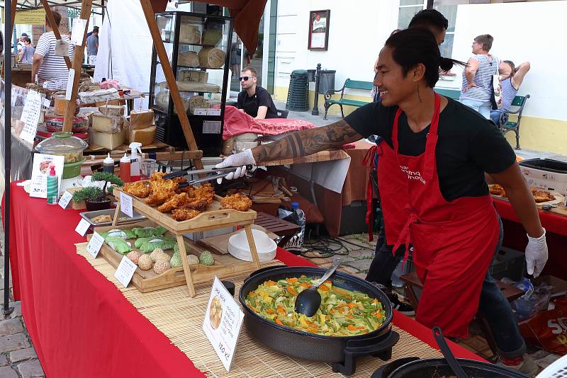 Návštěvníci gastrofestivalu Street Food Plzeň v pivovaru Prazdroj mohli ochutnat ze široké nabídky asijských specialit, čerstvých ryb, šťavnatých burgerů, tradičních pokrmů z dalekých zemí, ale i sladkých dezertů a plzeňského piva.