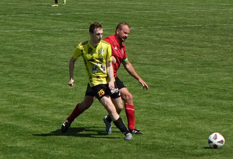 21. kolo I. B třídy, skupina B: TJ Přeštice B (žlutí) - TJ Dobřany 3:0.