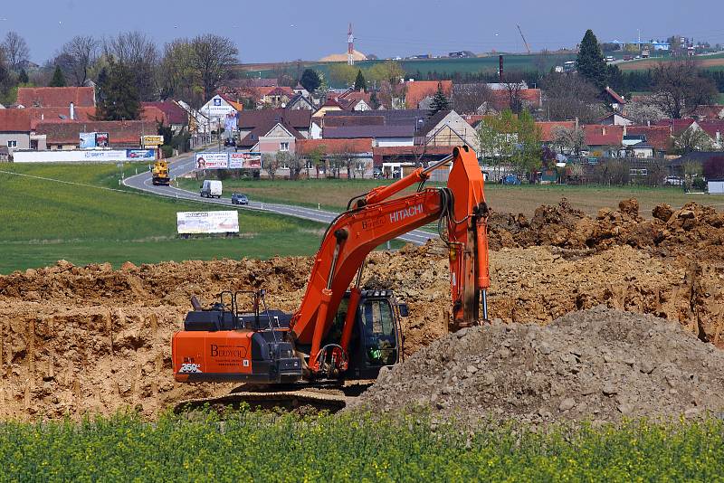 Stavba přeložky silnice 1/27 Šlovice - Přeštice. Nový úsek silnice bude 6100 metrů dlouhý a naváže na hotový přivaděč Plzeň-Litice-Šlovice a povede až k Přešticím.