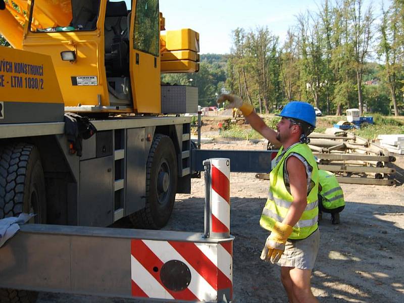 Přípravy na položení provizorního mostu přes řeku Střelu v Plasích