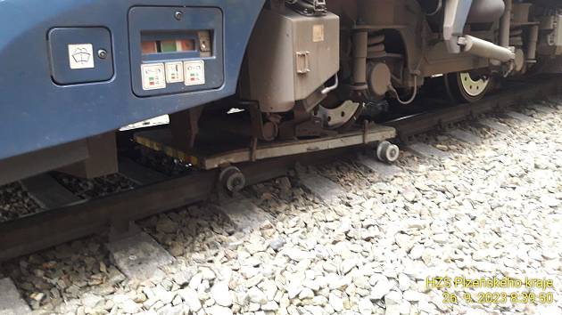 Provoz na železniční trati z Plzně do Mostu uzavřela nehoda, když osobní vlak najel v Kaznějově na pracovní plošinu pro údržbové práce.