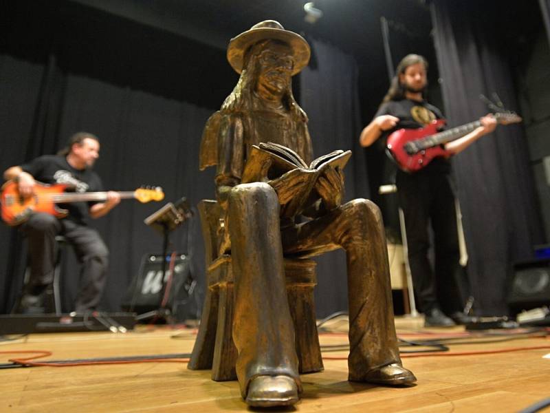 Připomenutí 40. výročí přednášky Ivana Martina Jirouse a koncertu nezávislých hudebníků v Přešticích. Na snímku Jirousova socha