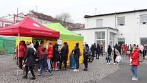 Uprchlíci stojí před plzeňským skladem v Cukrovarské ulici ve frontách, snímek je ze čtvrtečního rána.