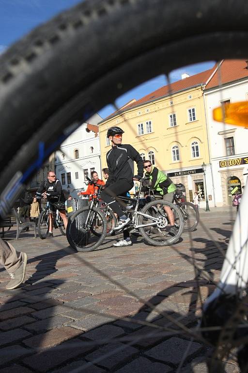 Centrem Plzně projelo na 300 cyklistů