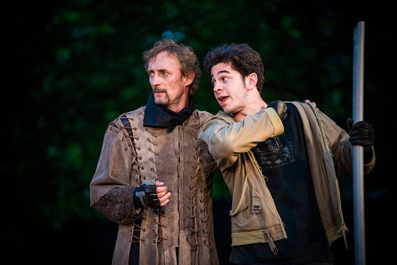 Kamil Halbich (vlevo) jako Don Quijote a Marek Adamczyk v roli jeho sluhy Sancho Panzy při generálních zkouškách.