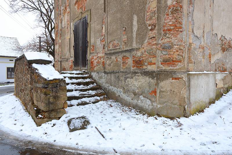 Původně farní, dnes filiální kostel Nejsvětější Trojice v Jezné na severním Plzeňsku je chráněnou kulturní památkou.