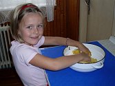 Monča připravuje bramborové knedlíky k nedělnímu obědu